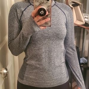 Athletic long-sleeve seamless tshirt